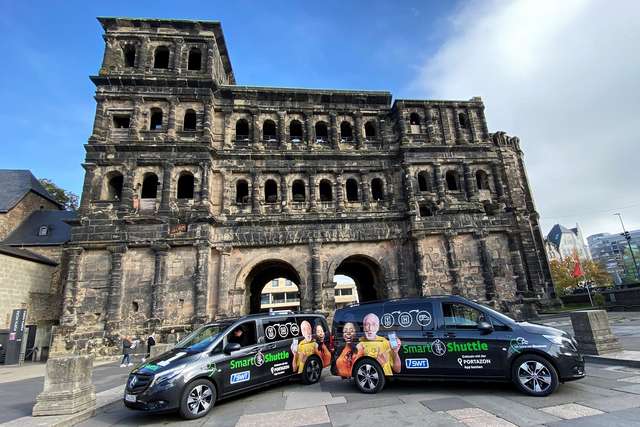 Zwei Elektro-Minibusse vor der Porta Nigra 