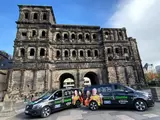 Zwei Elektro-Minibusse vor der Porta Nigra 