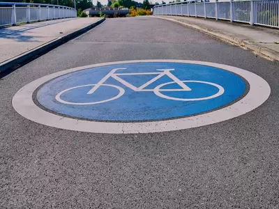 Fahrradsymbol auf einem Radweg