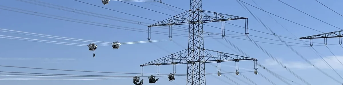 Strommast einer Stromtrasse in der Landschaft