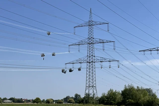 Strommast einer Stromtrasse in der Landschaft