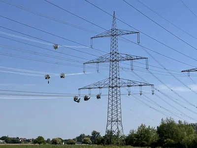 Strommast einer Stromtrasse in der Landschaft