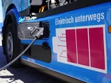 Das Foto zeigt eine Nahaufnahme einer Ladesituation eines E-Lkw