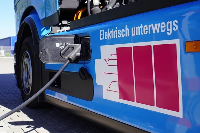 Das Foto zeigt eine Nahaufnahme einer Ladesituation eines E-Lkw