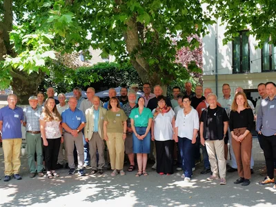 Viele Menschen haben sich für ein Gruppenbild aufgestellt 