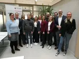 Die Vertreter verschiedener Behörden und Institutionen, die mit dem Thema KIPKI betraut sind, sind in einem Gruppenbild versammelt abgebildet.