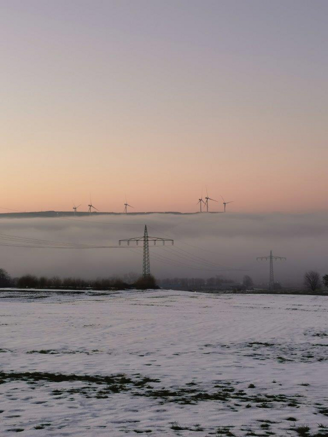 Windrad in winterlicher Landschaft