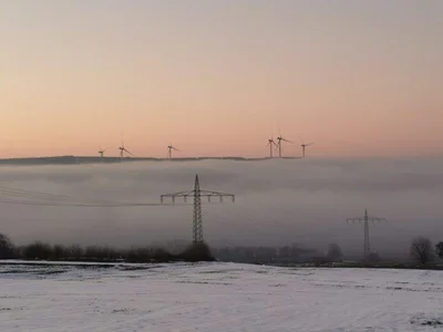 Windrad in winterlicher Landschaft