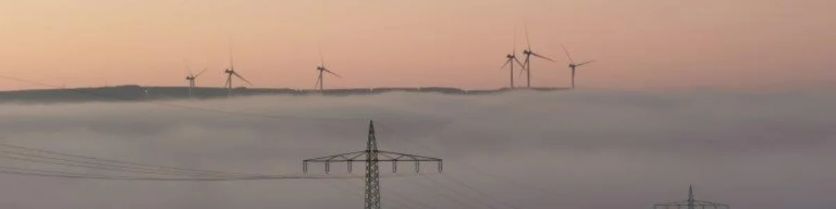 Windrad in winterlicher Landschaft