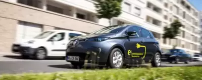 Elektroauto beim Fahren in der Stadt