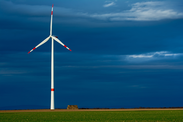 Windkraftanlage in Landschaft