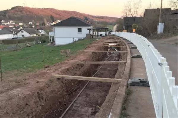 Nahwärme-Rohre werden im Graben verlegt