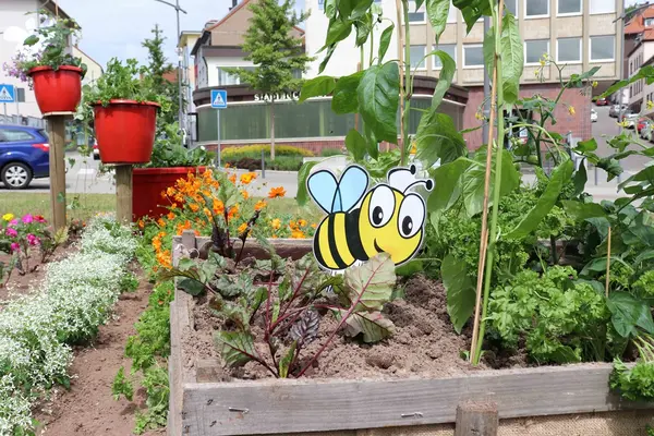 Gemüsebeet mit Bienen-Stecker