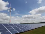 Windrad und Solarpanels in der Lanschaft