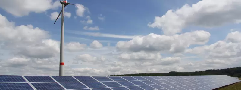 PV-Freiflächenanlage mit Windkraftanlage im Hintergrund