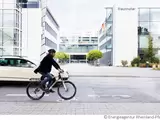 Fahrradfahren entland einer Straße