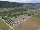 Luftbildaufnahme einer Kläranlage mit PV-Modulen