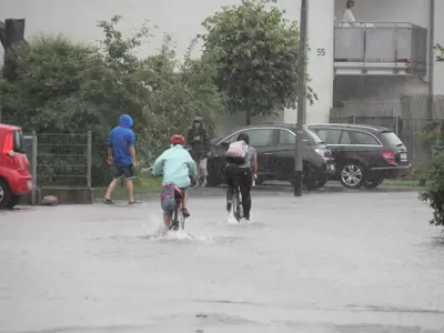 Fahrradfahrer auf überschwemmter Straße
