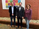 Der 1. Beigeordnete Marco Dörner, Nachhaltigkeitskoordinator Timo Karl und die Bürgermeisterin der VG Hachenburg, Gabriele Greis (v.l.n.r.),
