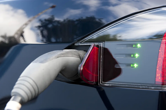 E-Auto wird betankt