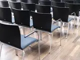 Mehrere leere Stuhlreihen wurden von hinten fotografiert.