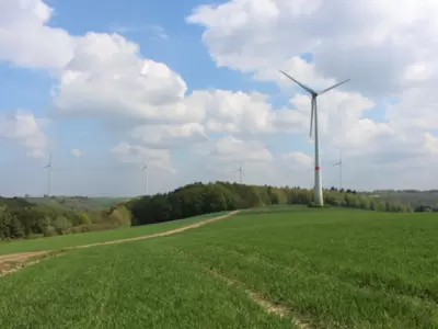 Landschaft mit Windkraftanlage