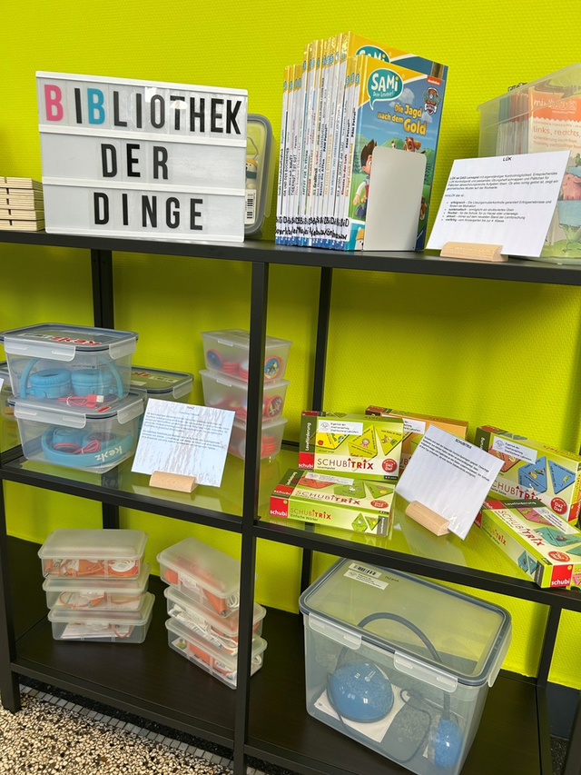 Regal mit unterschiedlichen Gegenständen zum Ausleihen