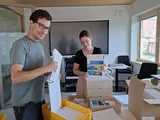 Das Foto zeigt Mitarbeitende der Lotsenstelle mit dem Leitfaden