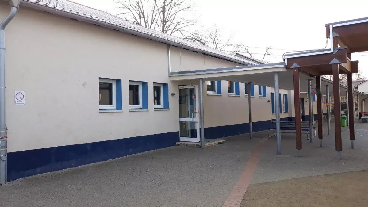 Außenhülle eines Schulgebäudes nach der Sanierung