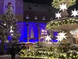 Weihnachtsmarkt mit Weihnachtsschmuck