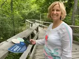 die rheinland-pfälzische Klimaschutzministerin Katrin Eder eröffnet feierlich eine neue digitale Tour für die Nationalpark-App und verschafft sich einen Überblick über das "vielsichtige Projekt Nationalpark"
