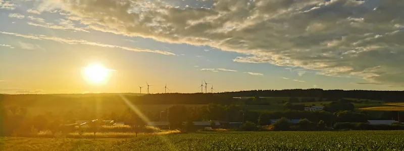 Sonnenuntergang hinter Landschaft
