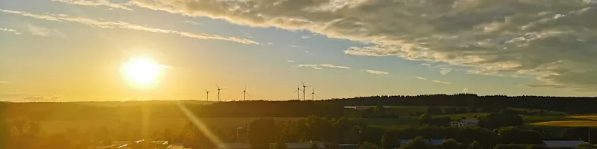 Sonnenuntergang hinter Landschaft