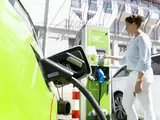 E-Auto wird an Ladestation geladen