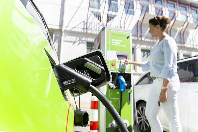 E-Auto wird an Ladestation geladen