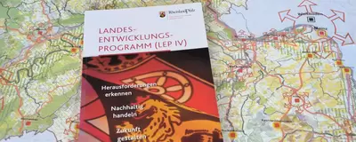 Landesentwicklungsprogramm (LEP IV) in Broschürenform liegt auf einer Karte