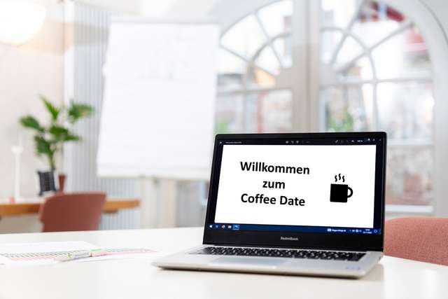 Laptop mit Coffee-Date Bildschirm