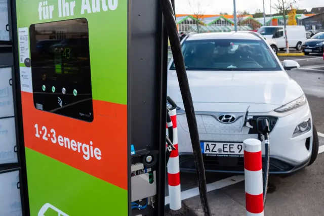 Das Foto zeigt ein Auto beim Laden an einer öffentlichen Ladesäule