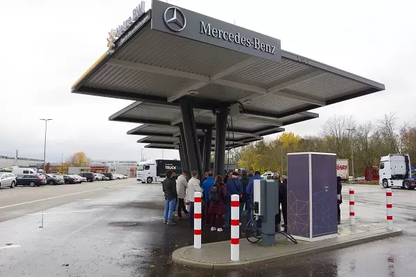 Das Foto zeigt die Besuchergruppe am Demo-Ladepark