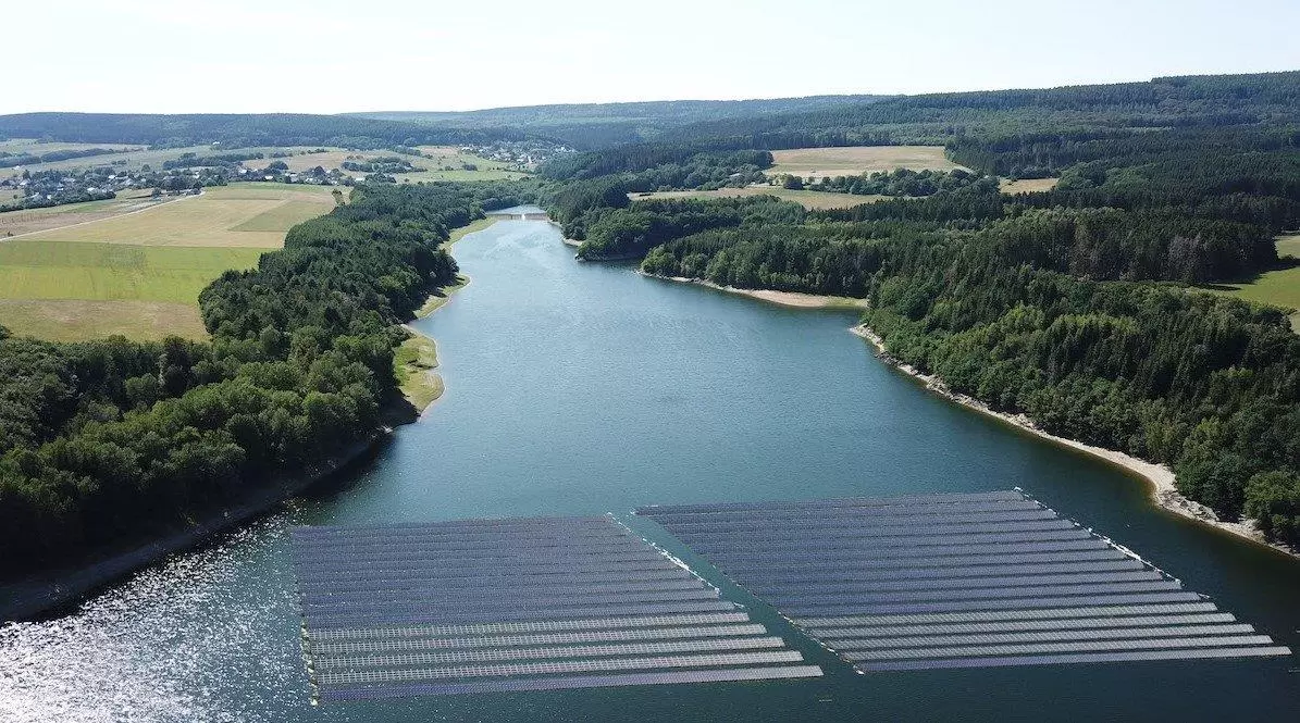 Solaranlage schwimmt auf dem Wasser