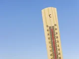 Ein Thermometer ist zu sehen, die Temperatur zeigt über 40 Grad an. Im Hintergrund ist  der Himmel zu sehen.