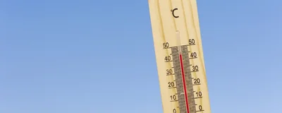 Ein Thermometer ist zu sehen, die Temperatur zeigt über 40 Grad an. Im Hintergrund ist  der Himmel zu sehen.