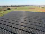 Blick von oben auf den Solarpark Büchel