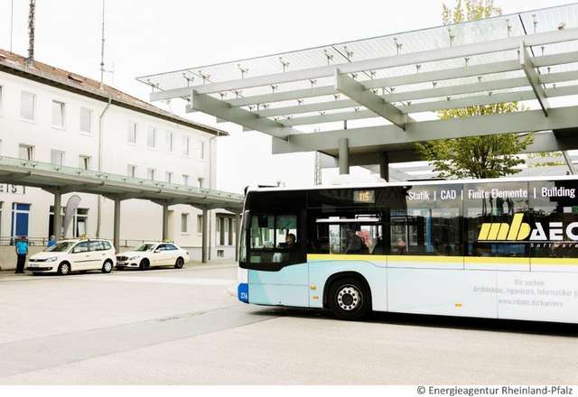 Bus vor dem Bahnhof in Kaiserslautern