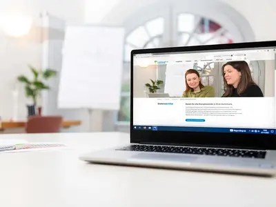 Aufgeklapptes Laptop auf einem Tisch mit geöffneter Website zum Datenservice