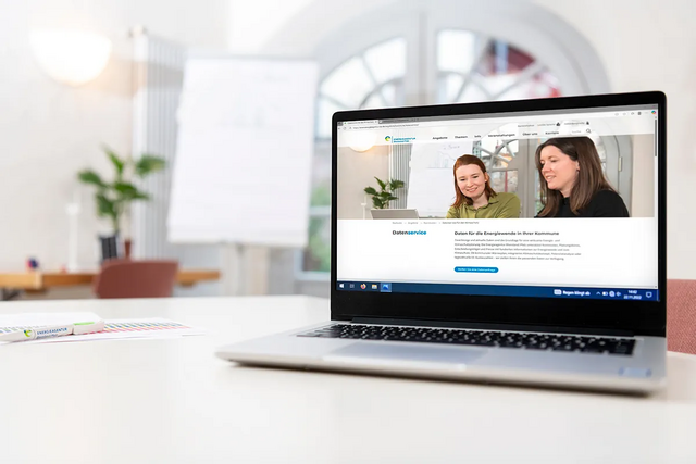Aufgeklapptes Laptop auf einem Tisch mit geöffneter Website zum Datenservice
