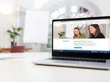 Aufgeklapptes Laptop auf einem Tisch mit geöffneter Website zum Datenservice