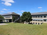 Blick auf das Schulgebäude der Integrierten Gesamtschule (IGS) Morbach. Auf dem Dach ist eine PV-Anlage installiert.