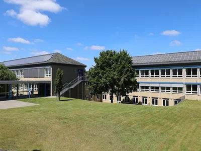 Blick auf das Schulgebäude der Integrierten Gesamtschule (IGS) Morbach. Auf dem Dach ist eine PV-Anlage installiert.