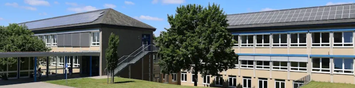Blick auf das Schulgebäude der Integrierten Gesamtschule (IGS) Morbach. Auf dem Dach ist eine PV-Anlage installiert.